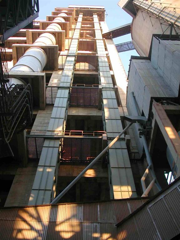 The BEUMER belt bucket elevator is characterized especially by its huge height and by its considerable width. 
